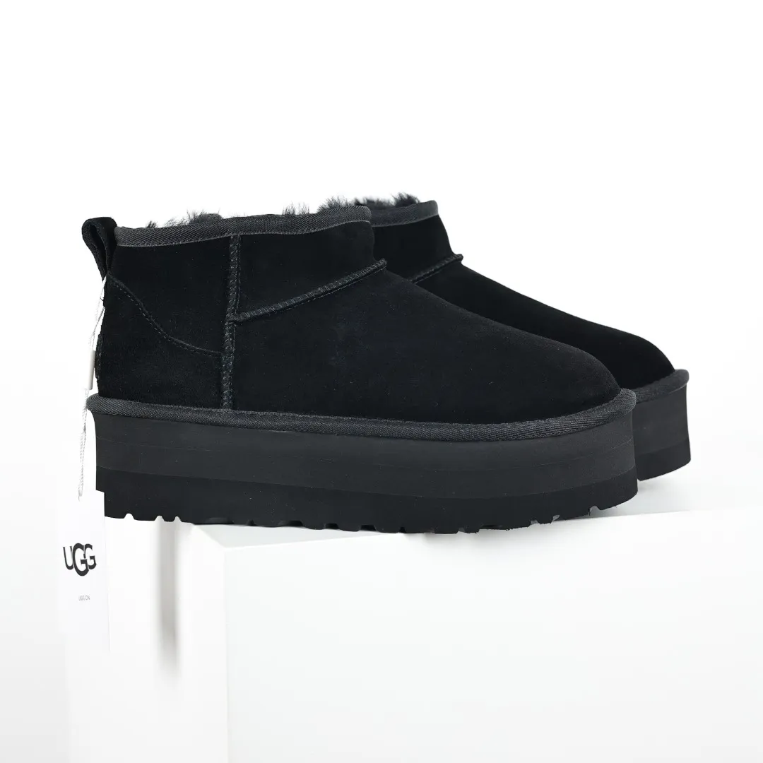 Pick up locally 💰560 Core recommended good price In the new year, uug launched a series of styles, which are partially geared towards the preferences of young consumers and have also moved to the forefront of fashion trends. Shoe body material: water-repellent coated suede upper, 17mm UGGPURE™ implantable wool insole, lightweight non-slip and comfortable rubber outsole, with brand LOGO and trademark, with full packaging Size: 35 36 37 38 39 40
